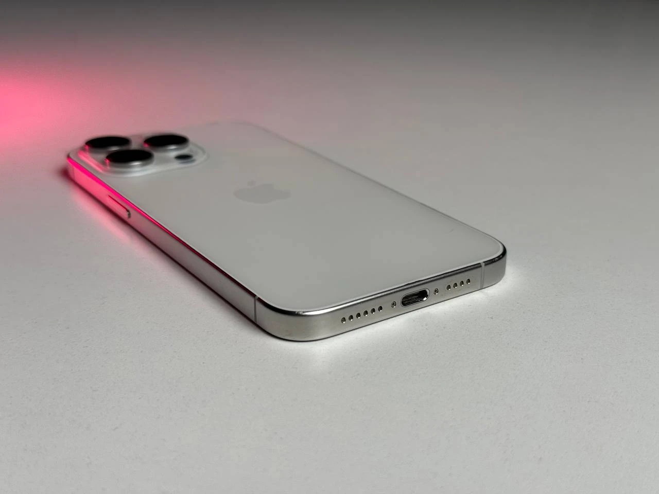 ВЖИВАНИЙ Б/У Apple iPhone 15 Pro Max 256GB White Titanium (MU783) - Состояние: удовлетворительный | Аккумулятор: 87% | Комплектация: iPhone, кабель | Гарантія: 3 мес.