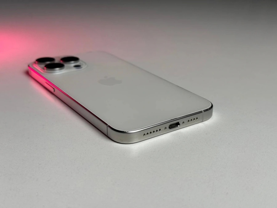 ВЖИВАНИЙ Б/У Apple iPhone 15 Pro Max 256GB White Titanium (MU783) - Стан: задовільний | Акумулятор: 87% | Комплектація: iPhone, кабель | Гарантія: 3 міс.