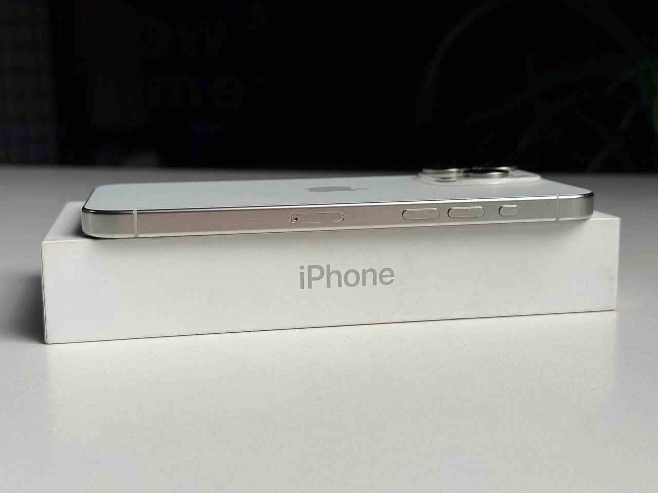 ВЖИВАНИЙ Б/У Apple iPhone 15 Pro Max 256GB White Titanium (MU783) - Состояние: хороший | Аккумулятор: 93% | Комплектация: полный | Гарантія: 3 мес.