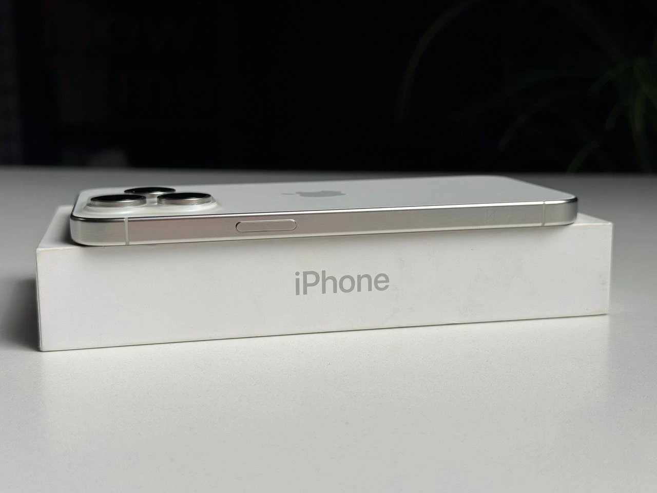 ВЖИВАНИЙ Б/У Apple iPhone 15 Pro Max 256GB White Titanium (MU783) - Состояние: хороший | Аккумулятор: 93% | Комплектация: полный | Гарантія: 3 мес.