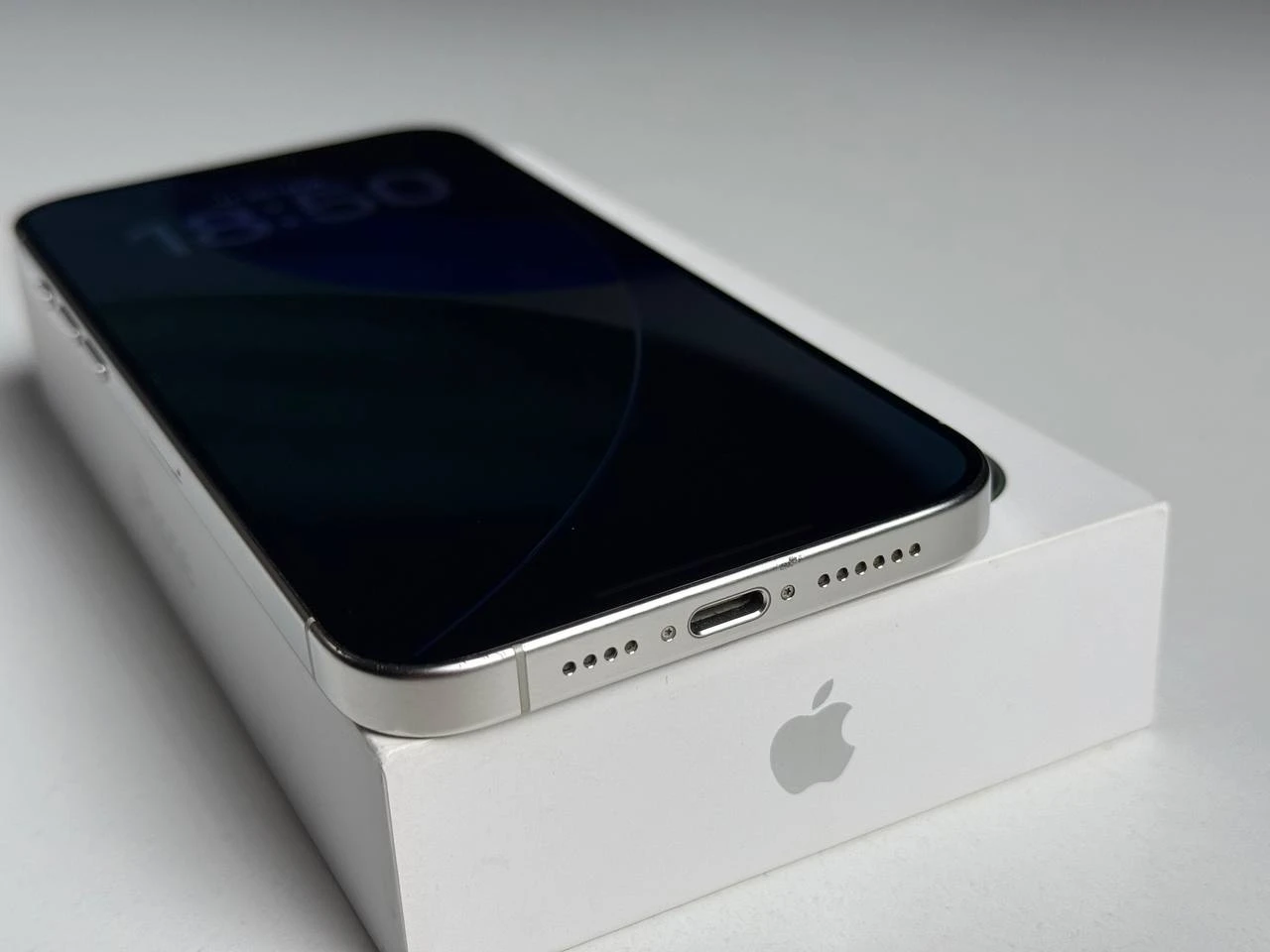 ВЖИВАНИЙ Б/У Apple iPhone 15 Pro Max 256GB White Titanium (MU783) - Состояние: хороший | Аккумулятор: 93% | Комплектация: полный | Гарантія: 3 мес.