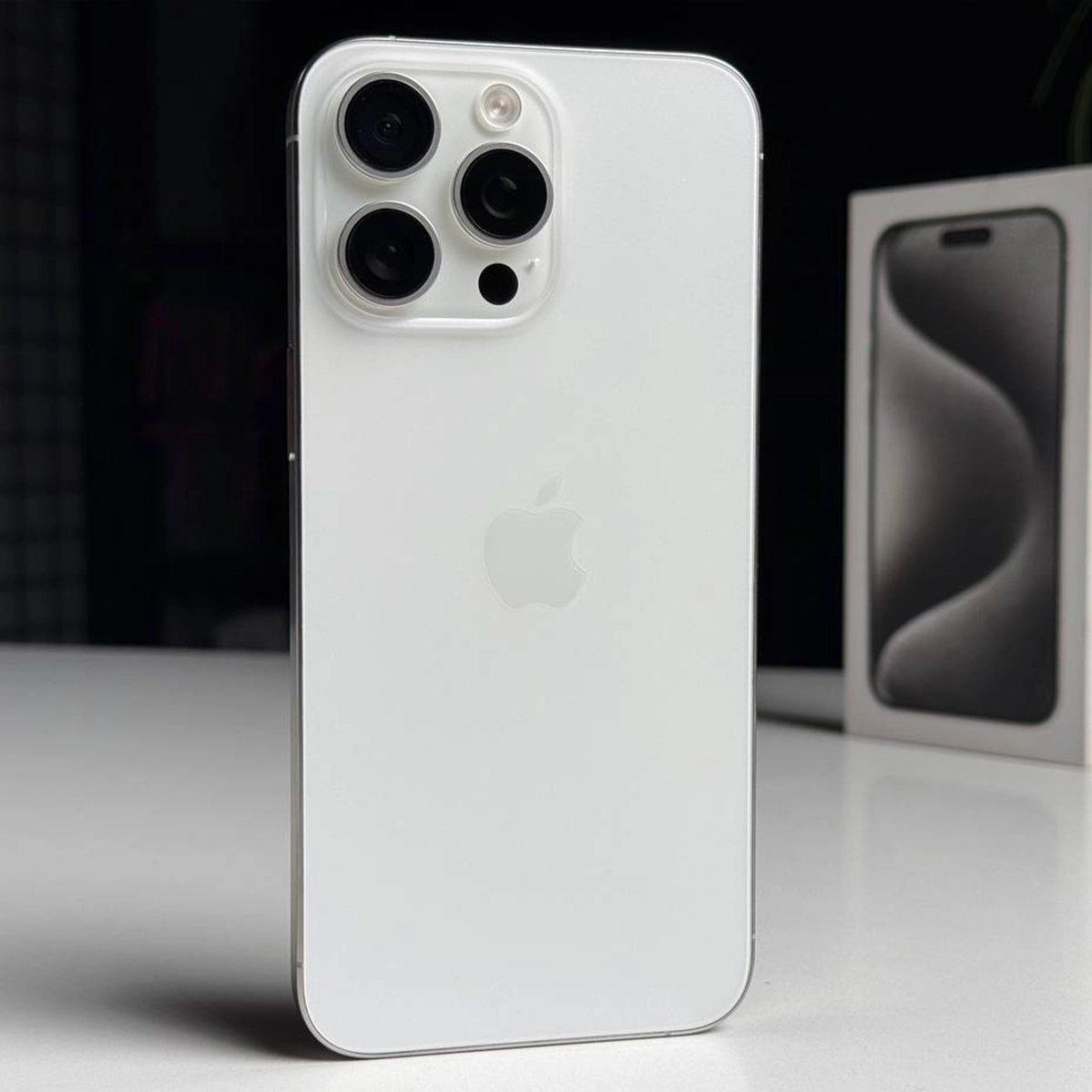 ВЖИВАНИЙ Б/У Apple iPhone 15 Pro Max 256GB White Titanium (MU783) - Состояние: хороший | Аккумулятор: 93% | Комплектация: полный | Гарантія: 3 мес.