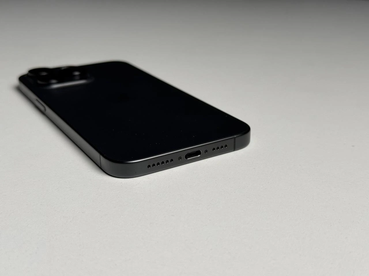 ВЖИВАНИЙ Б/У Apple iPhone 15 Pro Max 512GB Black Titanium (MU7C3) - Состояние: идеальный | Аккумулятор: 86% | Комплектация: iPhone, кабель | Гарантія: 3 мес.