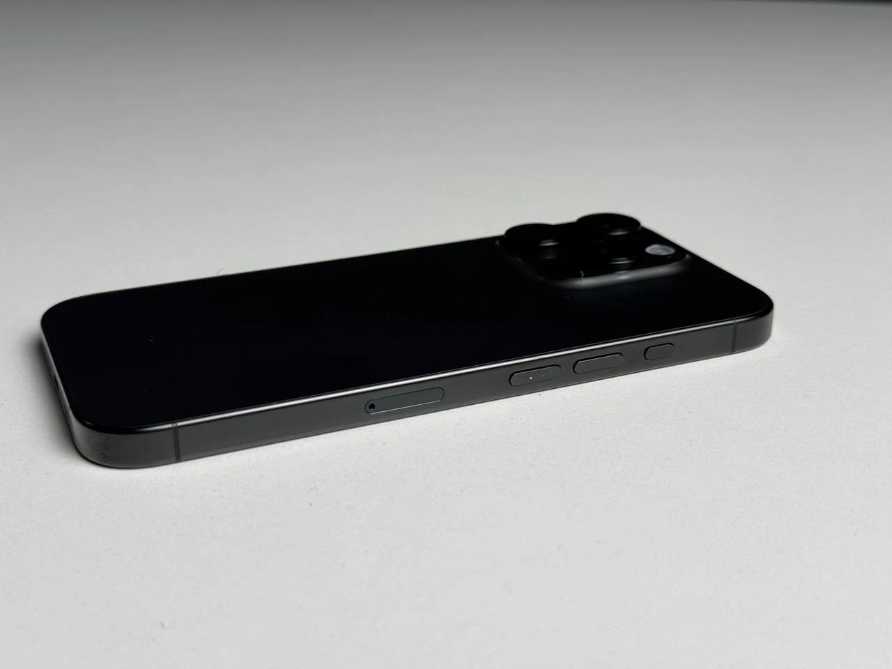 ВЖИВАНИЙ Б/У Apple iPhone 16 Pro 256GB Black Titanium (MYNH3) - Состояние: хороший | Аккумулятор: 93% | Комплектация: iPhone, кабель | Гарантія: 3 мес.