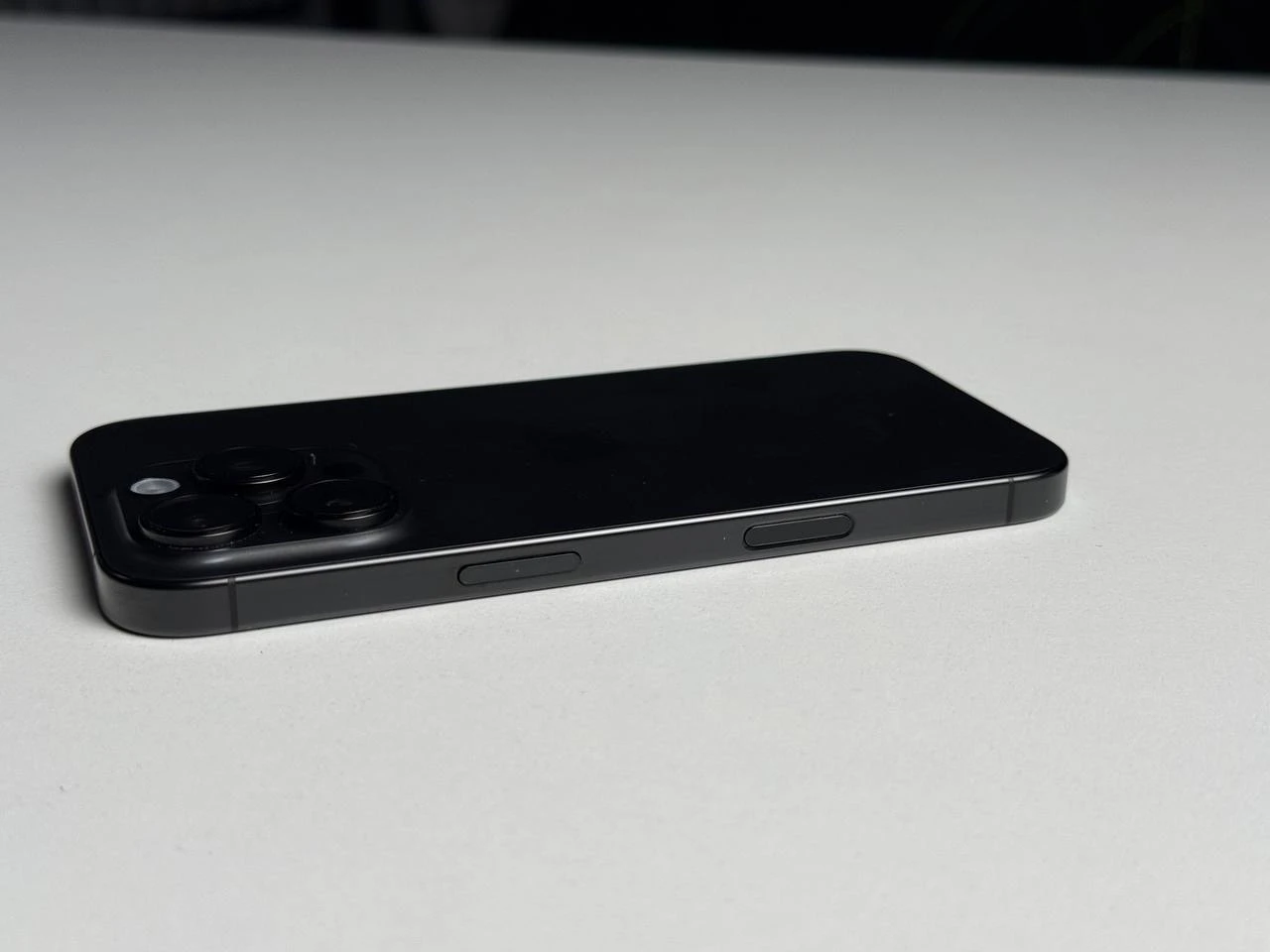 ВЖИВАНИЙ Б/У Apple iPhone 16 Pro 256GB Black Titanium (MYNH3) - Состояние: хороший | Аккумулятор: 93% | Комплектация: iPhone, кабель | Гарантія: 3 мес.