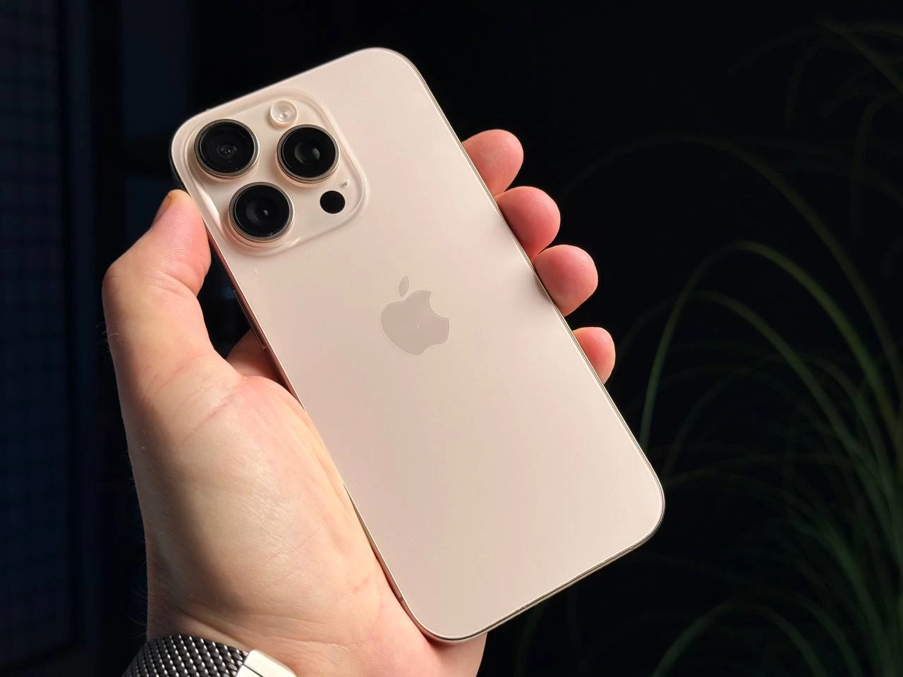 ВЖИВАНИЙ Б/У Apple iPhone 16 Pro 256GB Desert Titanium (MYNK3) - Состояние: хороший | Аккумулятор: 96% | Комплектация: iPhone, кабель | Гарантія: 3 мес.