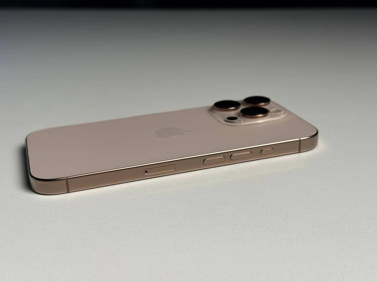 ВЖИВАНИЙ Б/У Apple iPhone 16 Pro 256GB Desert Titanium (MYNK3) - Состояние: хороший | Аккумулятор: 96% | Комплектация: iPhone, кабель | Гарантія: 3 мес.