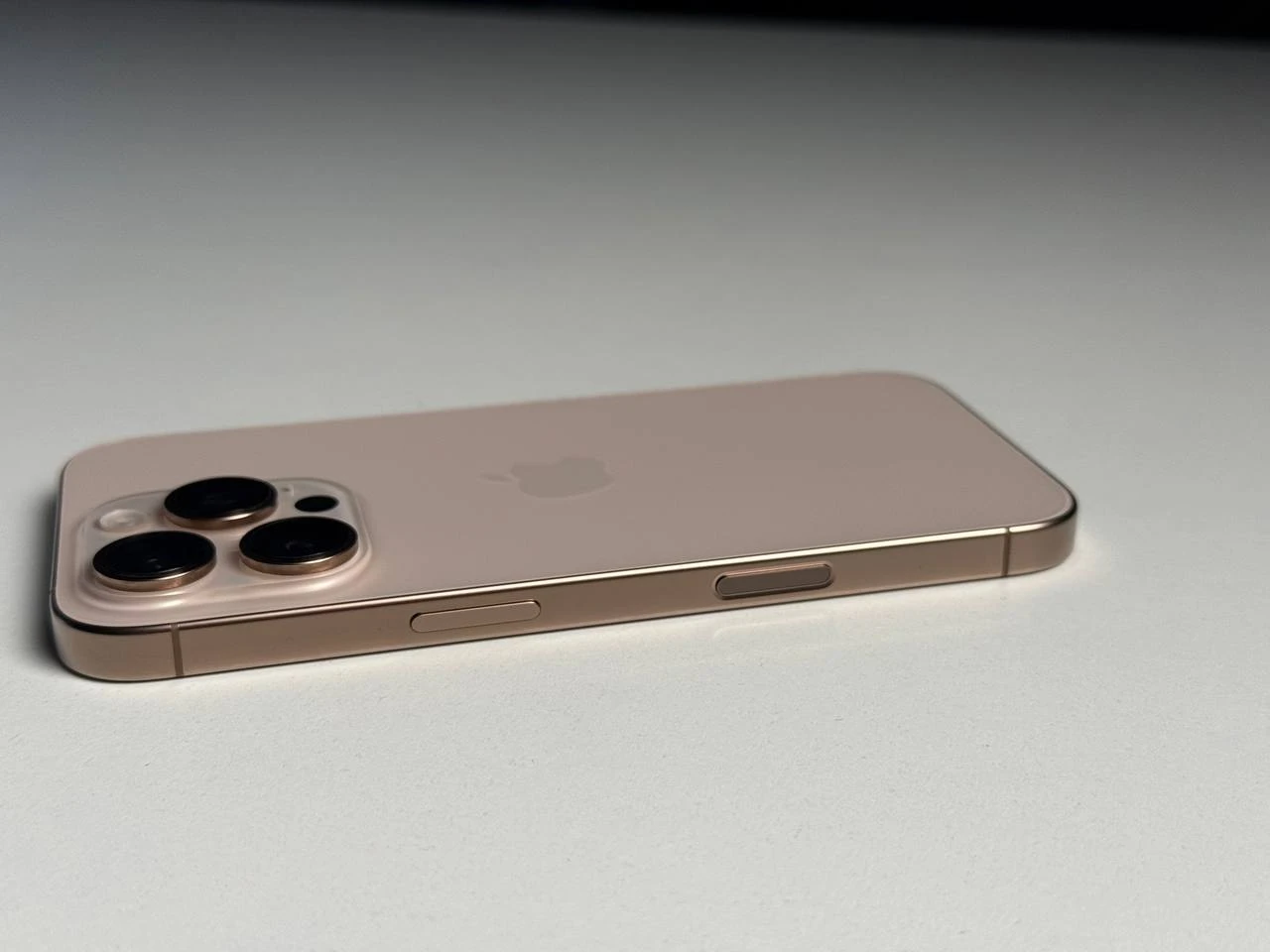 ВЖИВАНИЙ Б/У Apple iPhone 16 Pro 256GB Desert Titanium (MYNK3) - Состояние: хороший | Аккумулятор: 96% | Комплектация: iPhone, кабель | Гарантія: 3 мес.