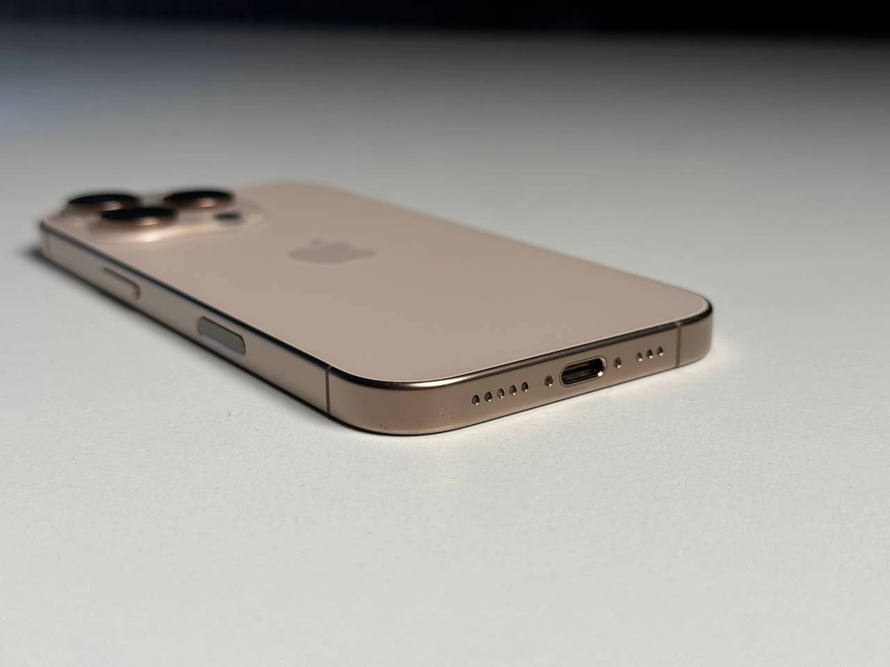 ВЖИВАНИЙ Б/У Apple iPhone 16 Pro 256GB Desert Titanium (MYNK3) - Состояние: хороший | Аккумулятор: 96% | Комплектация: iPhone, кабель | Гарантія: 3 мес.