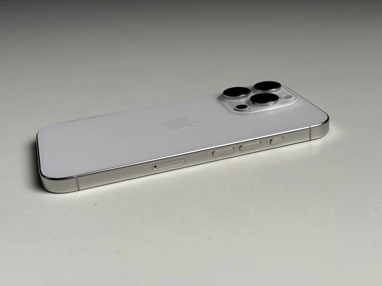 ВЖИВАНИЙ Б/У Apple iPhone 16 Pro 256GB White Titanium (MYNJ3) - Состояние: хороший | Аккумулятор: 90% | Комплектация: iPhone, кабель | Гарантія: 3 мес.