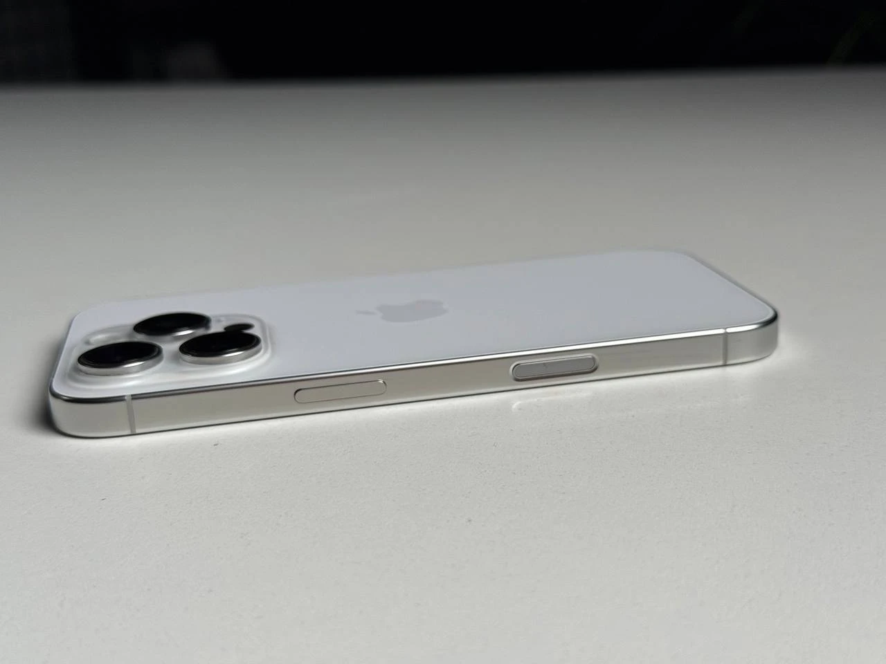 ВЖИВАНИЙ Б/У Apple iPhone 16 Pro 256GB White Titanium (MYNJ3) - Состояние: хороший | Аккумулятор: 90% | Комплектация: iPhone, кабель | Гарантія: 3 мес.