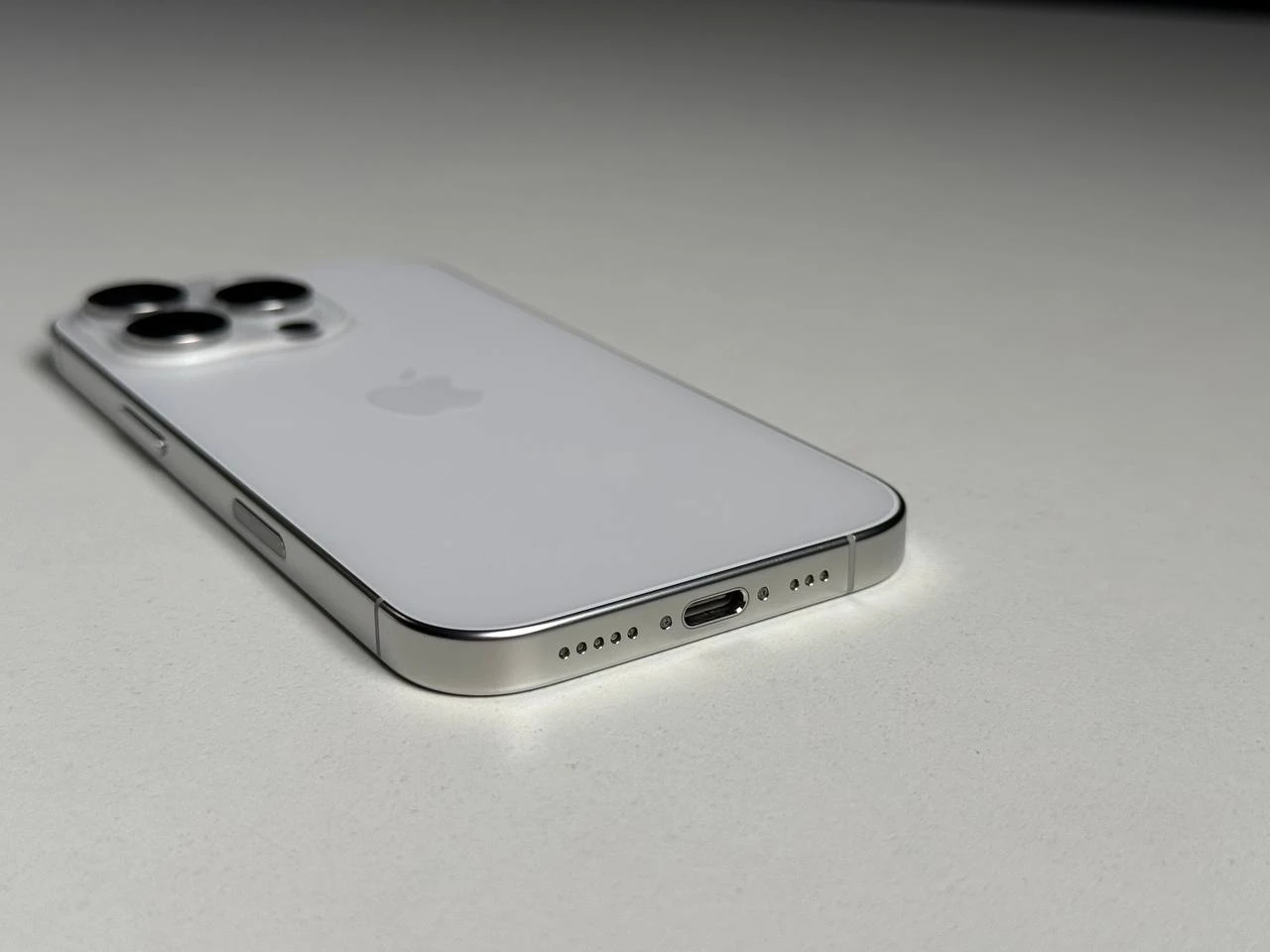 ВЖИВАНИЙ Б/У Apple iPhone 16 Pro 256GB White Titanium (MYNJ3) - Состояние: хороший | Аккумулятор: 90% | Комплектация: iPhone, кабель | Гарантія: 3 мес.