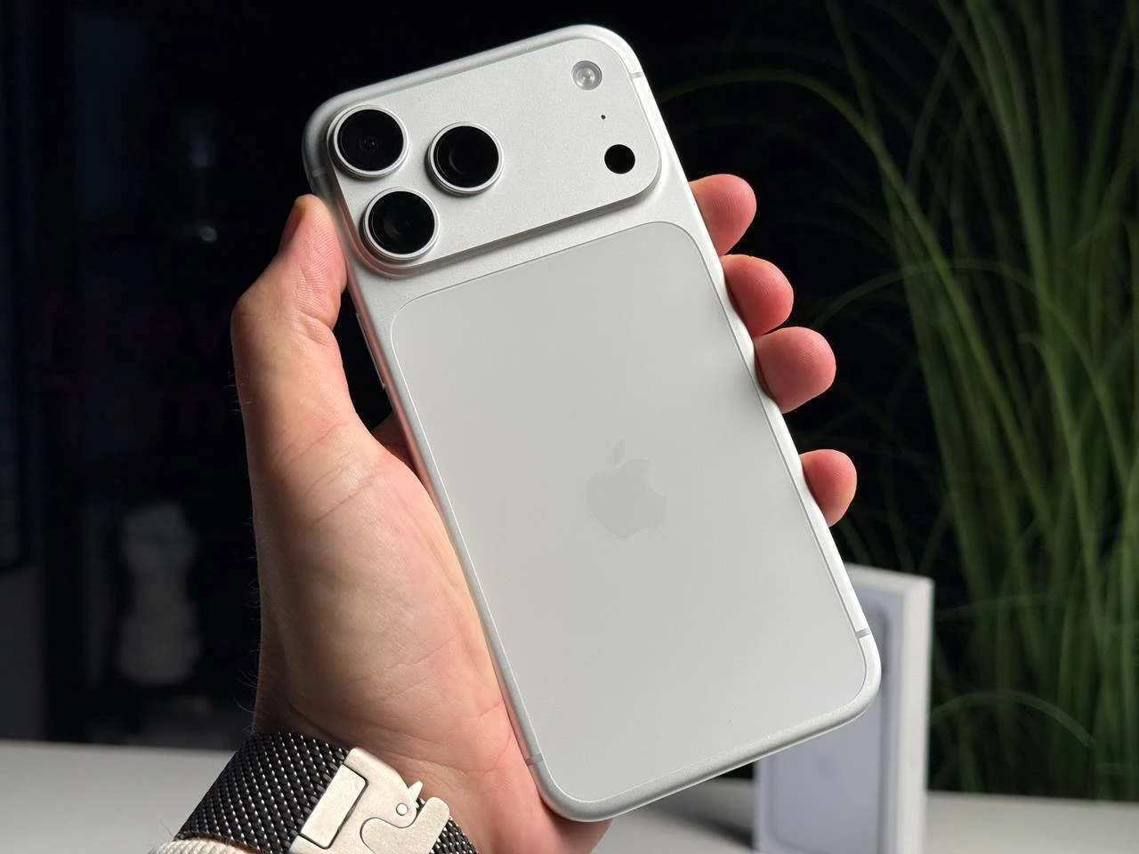 ВЖИВАНИЙ Б/У Apple iPhone 17 Pro Max 1TB eSim Silver (MFXN4, MFYF4) - Состояние: идеальный | Аккумулятор: 100% | Комплектация: полный | Гарантія: 6 мес.