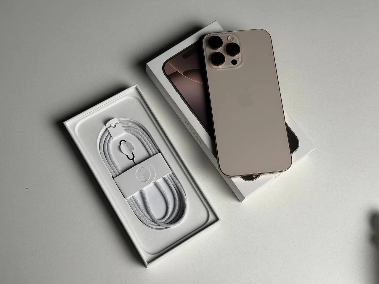 ВЖИВАНИЙ Б/У Apple iPhone 16 Pro Max 256GB Desert Titanium (MYWX3) - Состояние: идеальный | Аккумулятор: 100% | Комплектация: полный | Гарантія: 3 мес.