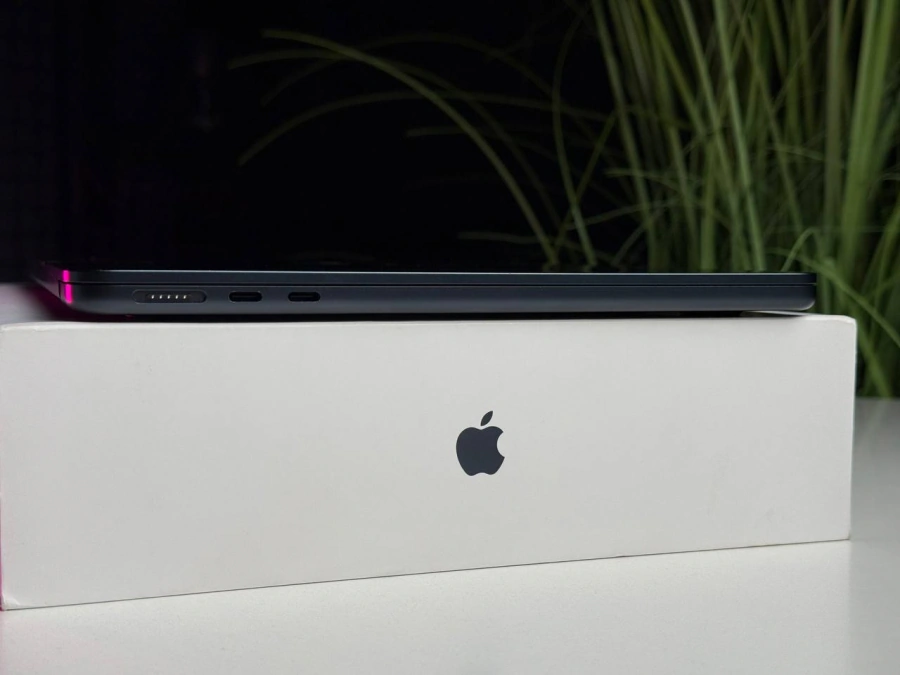 ВЖИВАНИЙ Б/У MacBook Air 13.6" M2/8CPU/8GPU/8GB/256GB Midnight 2022 (MLY33) - Стан: гарний | Акумулятор: 100% | Комплектація: повний | Гарантія: 3 міс.