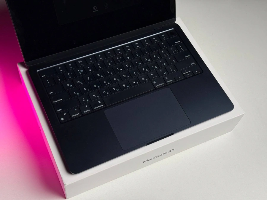 ВЖИВАНИЙ Б/У MacBook Air 13.6" M2/8CPU/8GPU/8GB/256GB Midnight 2022 (MLY33) - Стан: гарний | Акумулятор: 100% | Комплектація: повний | Гарантія: 3 міс.