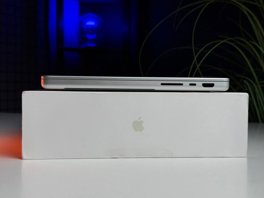 ВІТРИННИЙ MacBook Pro 14" M3 Pro/11CPU/14GPU/18GB/512GB Silver 2023 (MRX63) - Стан: ідеальний | Акумулятор: 100% | Комплектація: повний | Гарантія: 3 міс.