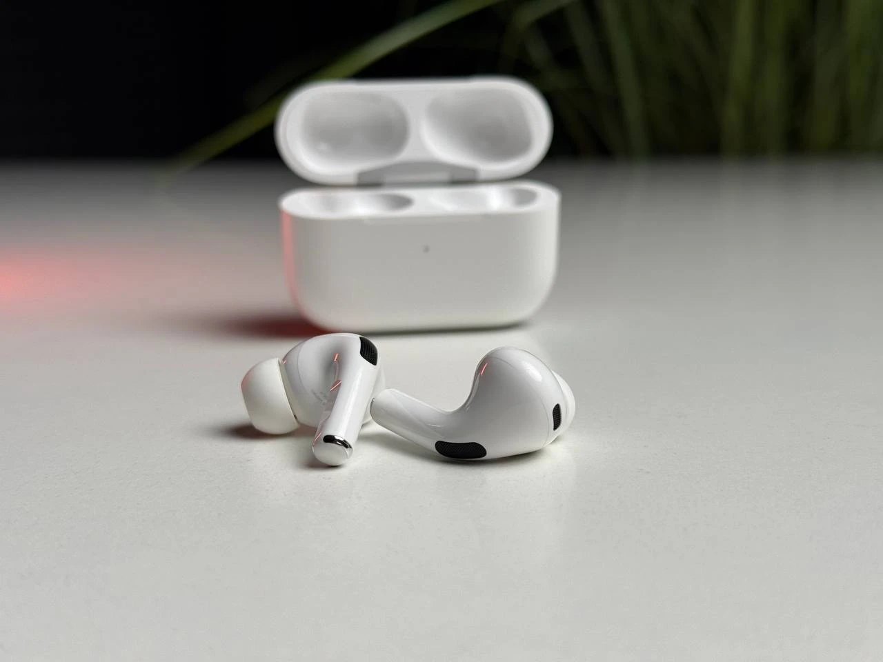 ВІТРИННІ Навушники Apple AirPods Pro 2 with MagSafe Charging Case USB‑C (MTJV3) - Стан: гарний | Акумулятор: 100% | Комплектація: AirPods | Гарантія: 3 міс.
