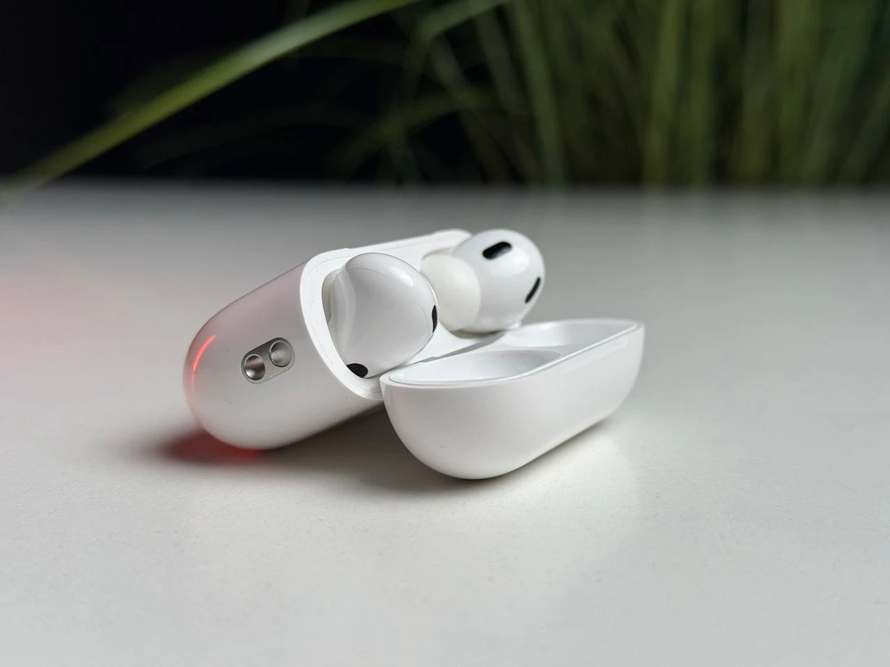 ВІТРИННІ Навушники Apple AirPods Pro 2 with MagSafe Charging Case USB‑C (MTJV3) - Стан: гарний | Акумулятор: 100% | Комплектація: AirPods | Гарантія: 3 міс.
