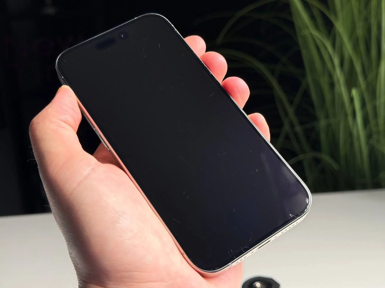 ВЖИВАНИЙ Б/У Apple iPhone 15 Pro 256GB Natural Titanium (MTV53) - Cостояние: удовлетворительное | Аккумулятор: 87% | Комплектация: iPhone, кабель | Гарантия: 3 мес.