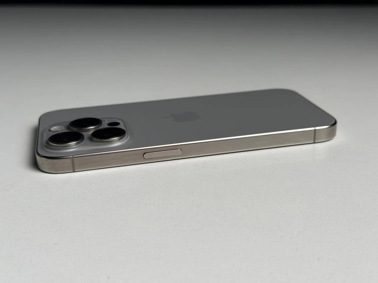 ВЖИВАНИЙ Б/У Apple iPhone 15 Pro 256GB Natural Titanium (MTV53) - Cостояние: удовлетворительное | Аккумулятор: 87% | Комплектация: iPhone, кабель | Гарантия: 3 мес.
