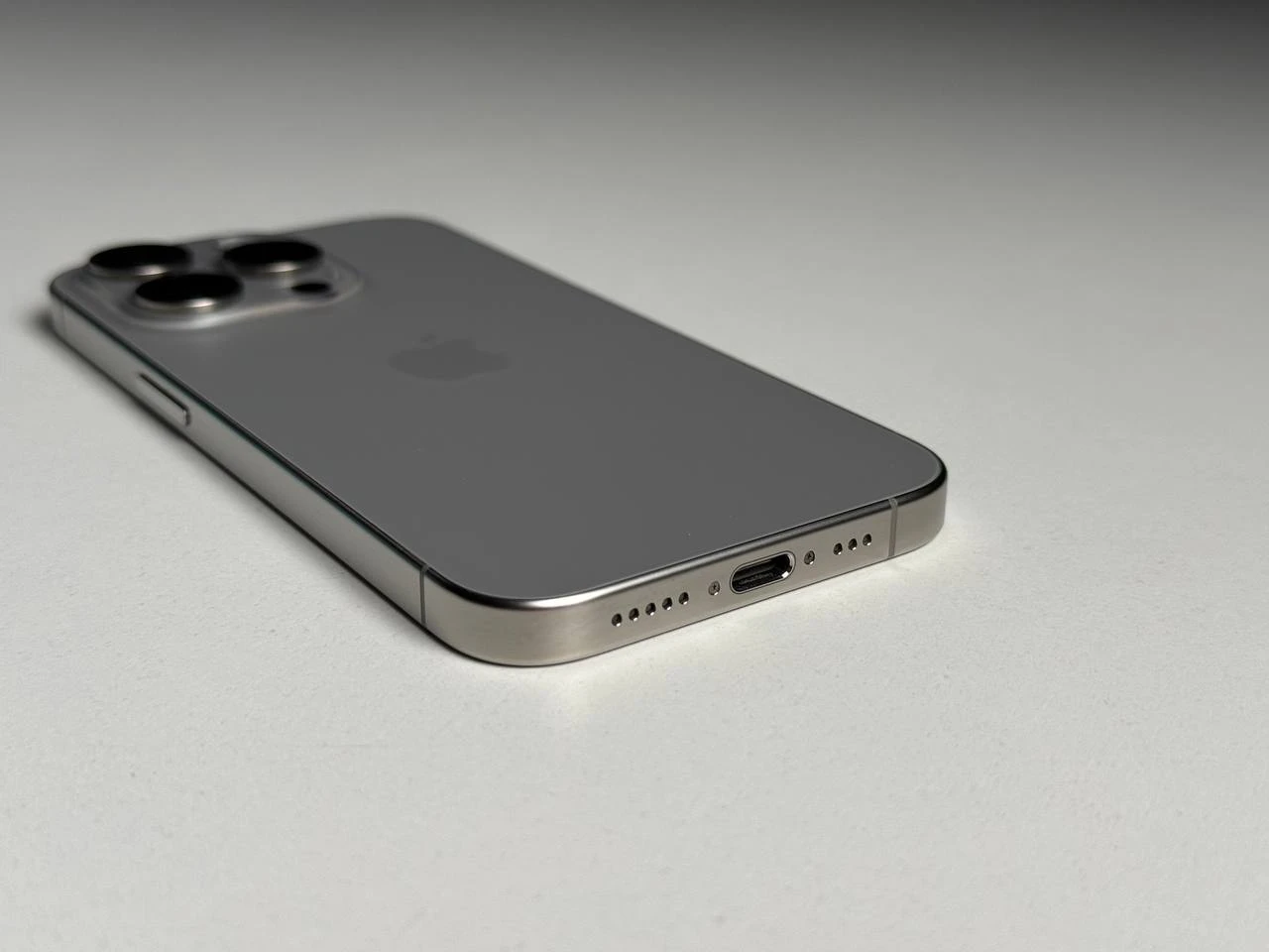 ВЖИВАНИЙ Б/У Apple iPhone 15 Pro 256GB Natural Titanium (MTV53) - Cостояние: удовлетворительное | Аккумулятор: 87% | Комплектация: iPhone, кабель | Гарантия: 3 мес.