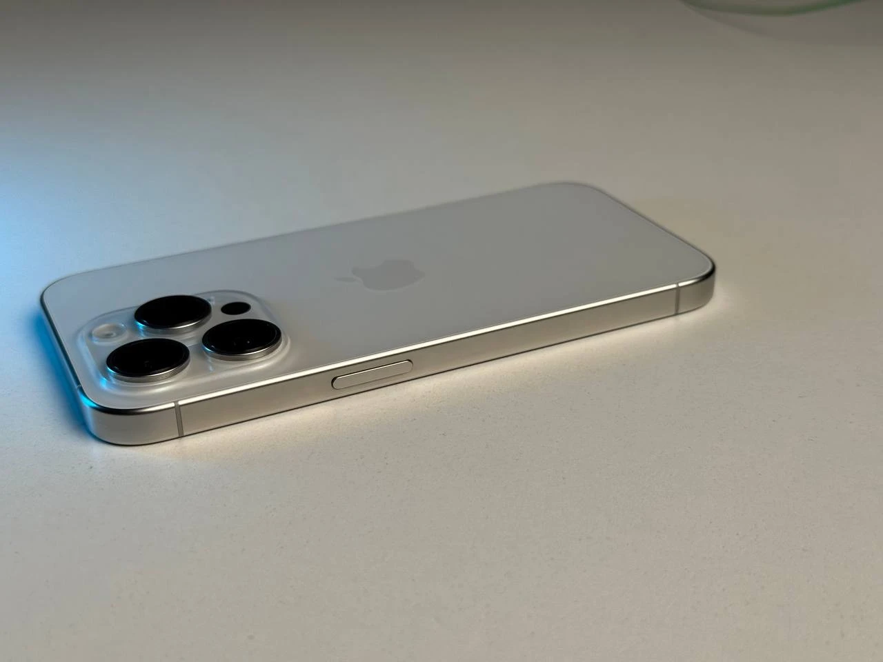 ВЖИВАНИЙ Б/У Apple iPhone 15 Pro 256GB White Titanium (MTV43) - Состояние: хорошее | Аккумулятор: 88% | Комплектация: iPhone, кабель | Гарантия: 3 мес.