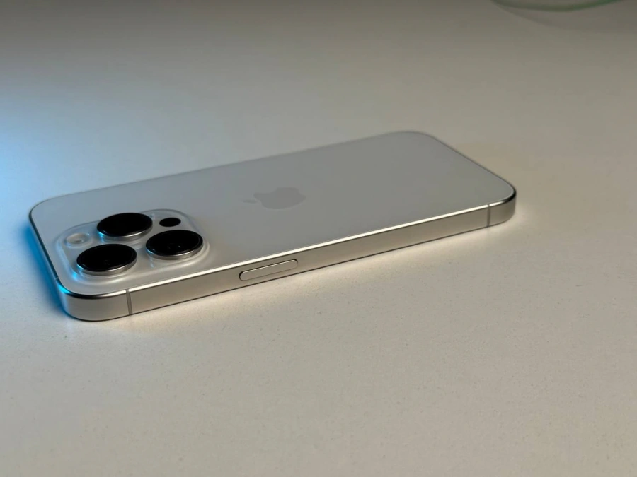 ВЖИВАНИЙ Б/У Apple iPhone 15 Pro 256GB White Titanium (MTV43) - Стан: гарний | Акумулятор: 88% | Комплектація: iPhone, кабель | Гарантія: 3 міс.