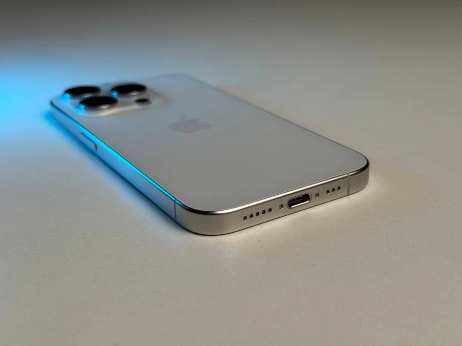 ВЖИВАНИЙ Б/У Apple iPhone 15 Pro 256GB White Titanium (MTV43) - Стан: гарний | Акумулятор: 88% | Комплектація: iPhone, кабель | Гарантія: 3 міс.