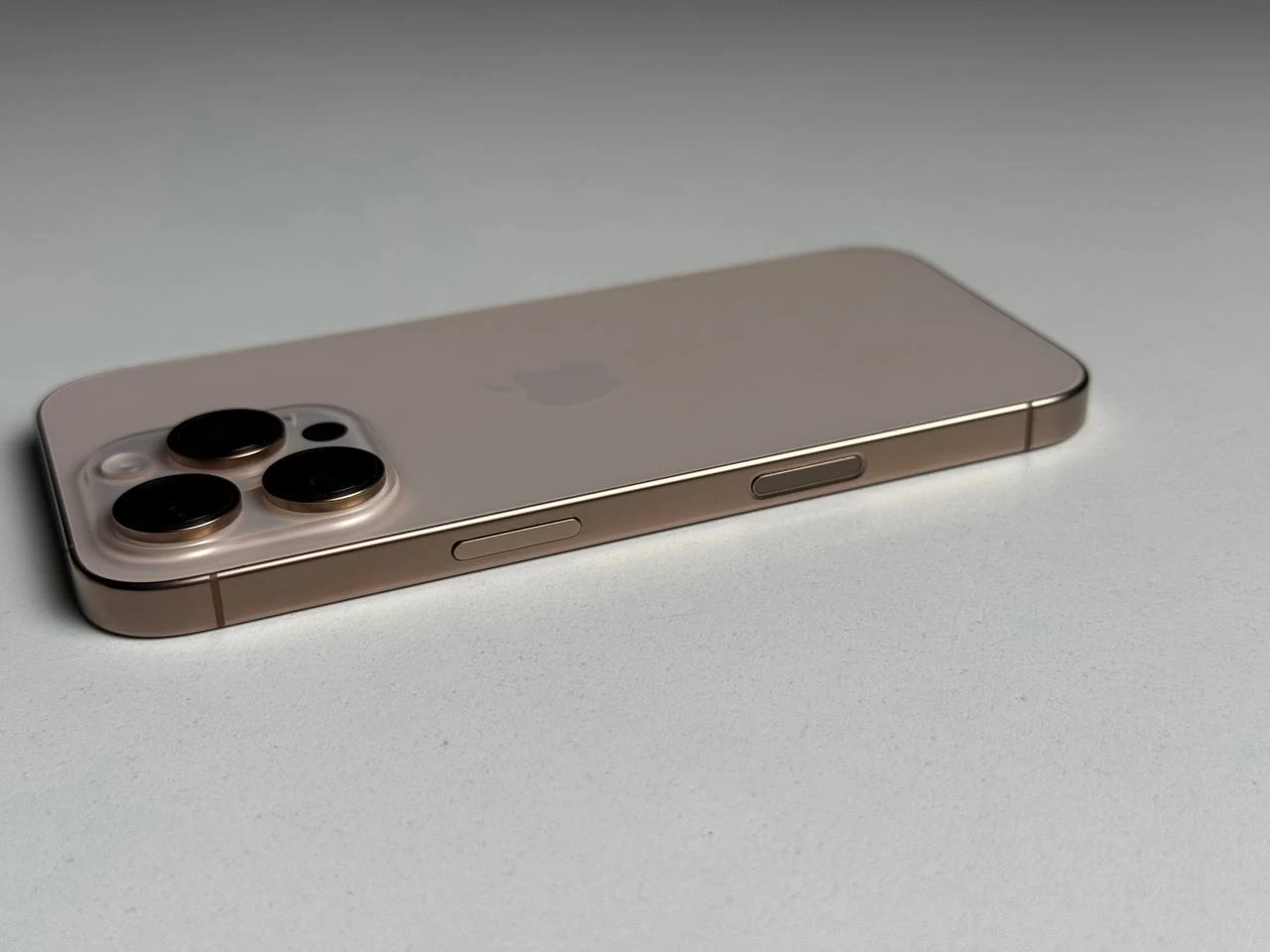 ВЖИВАНИЙ Б/У Apple iPhone 16 Pro 512GB Desert Titanium (MYNP3) - Состояние: идеальное | Аккумулятор: 100% | Комплектация: iPhone, кабель | Гарантия: 3 мес.