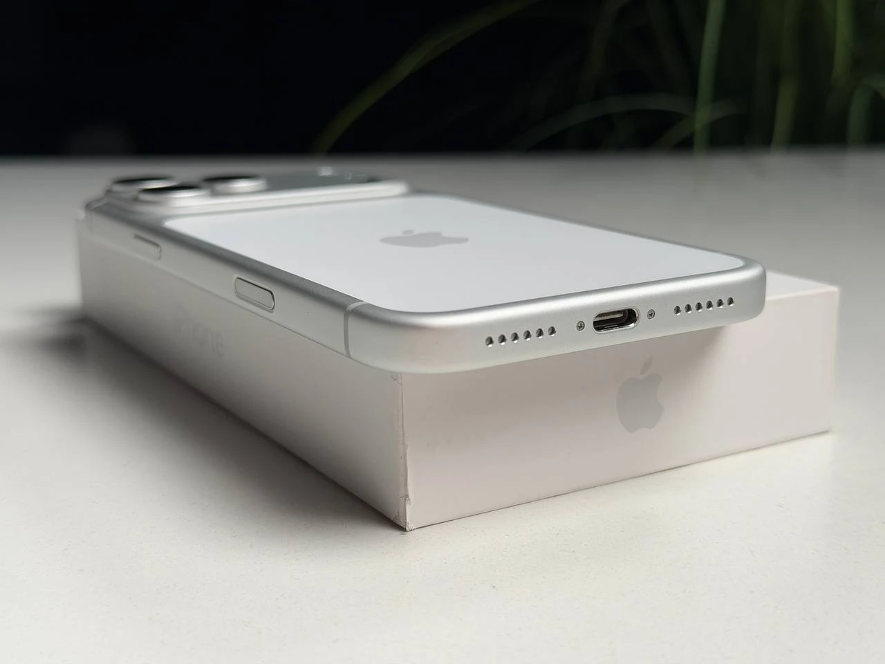 ВЖИВАНИЙ Б/У Apple iPhone 17 Pro Max 512GB Silver (MFYQ4) - Стан: гарний | Акумулятор: 100% | Комплектація: повний | Гарантія: 6 міс.