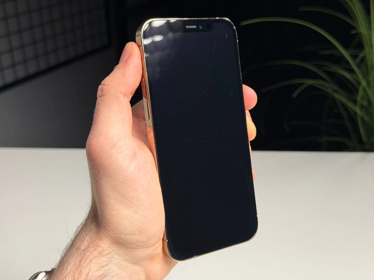 ВЖИВАНИЙ Б/У Apple iPhone 12 Pro 256GB Gold (MGLV3, MGMR3) - Состояние: хороший | Аккумулятор: 100% | Комплектация: iPhone, кабель | Гарантия: 3 мес.