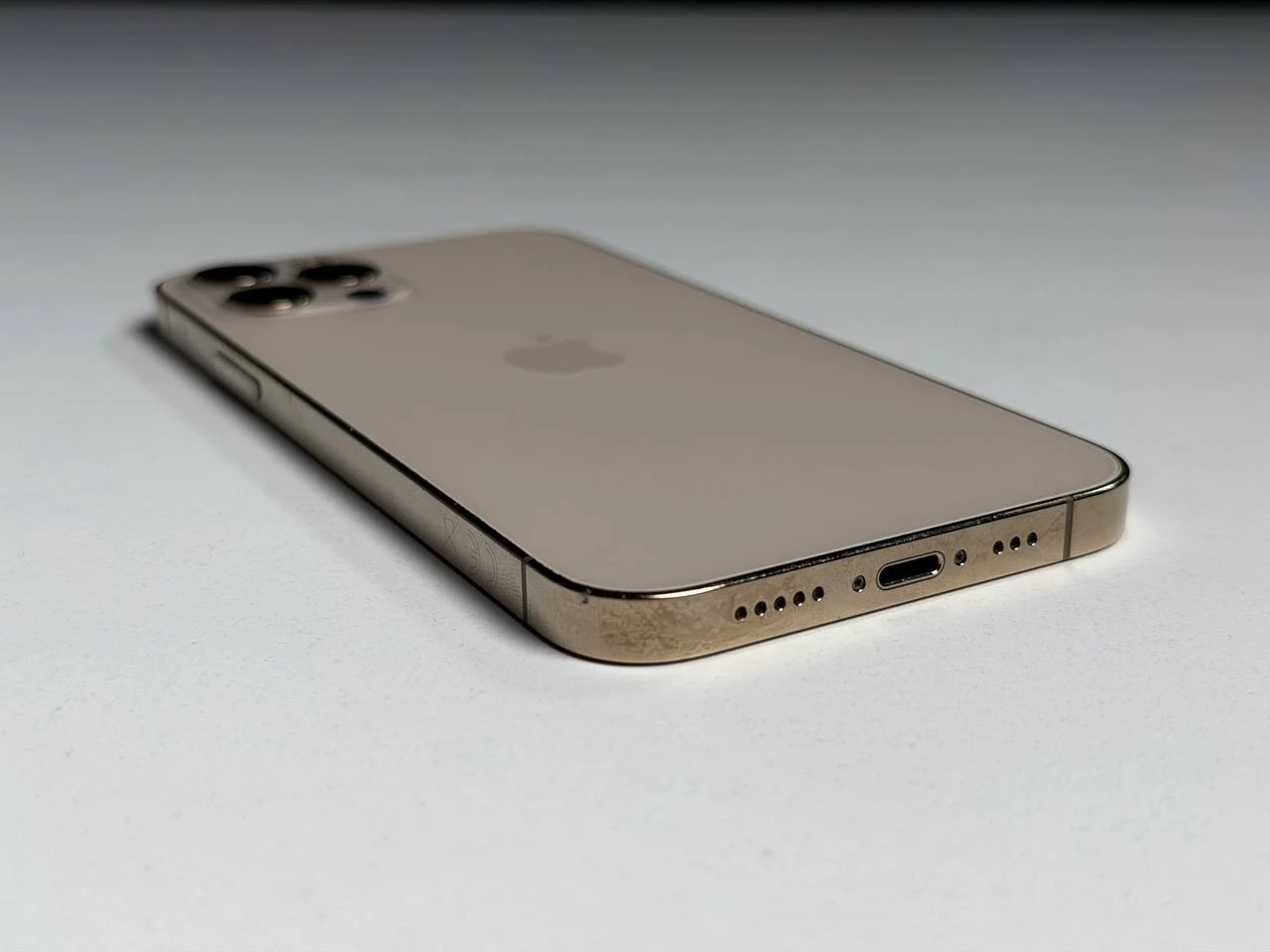 ВЖИВАНИЙ Б/У Apple iPhone 12 Pro 256GB Gold (MGLV3, MGMR3) - Состояние: хороший | Аккумулятор: 100% | Комплектация: iPhone, кабель | Гарантия: 3 мес.