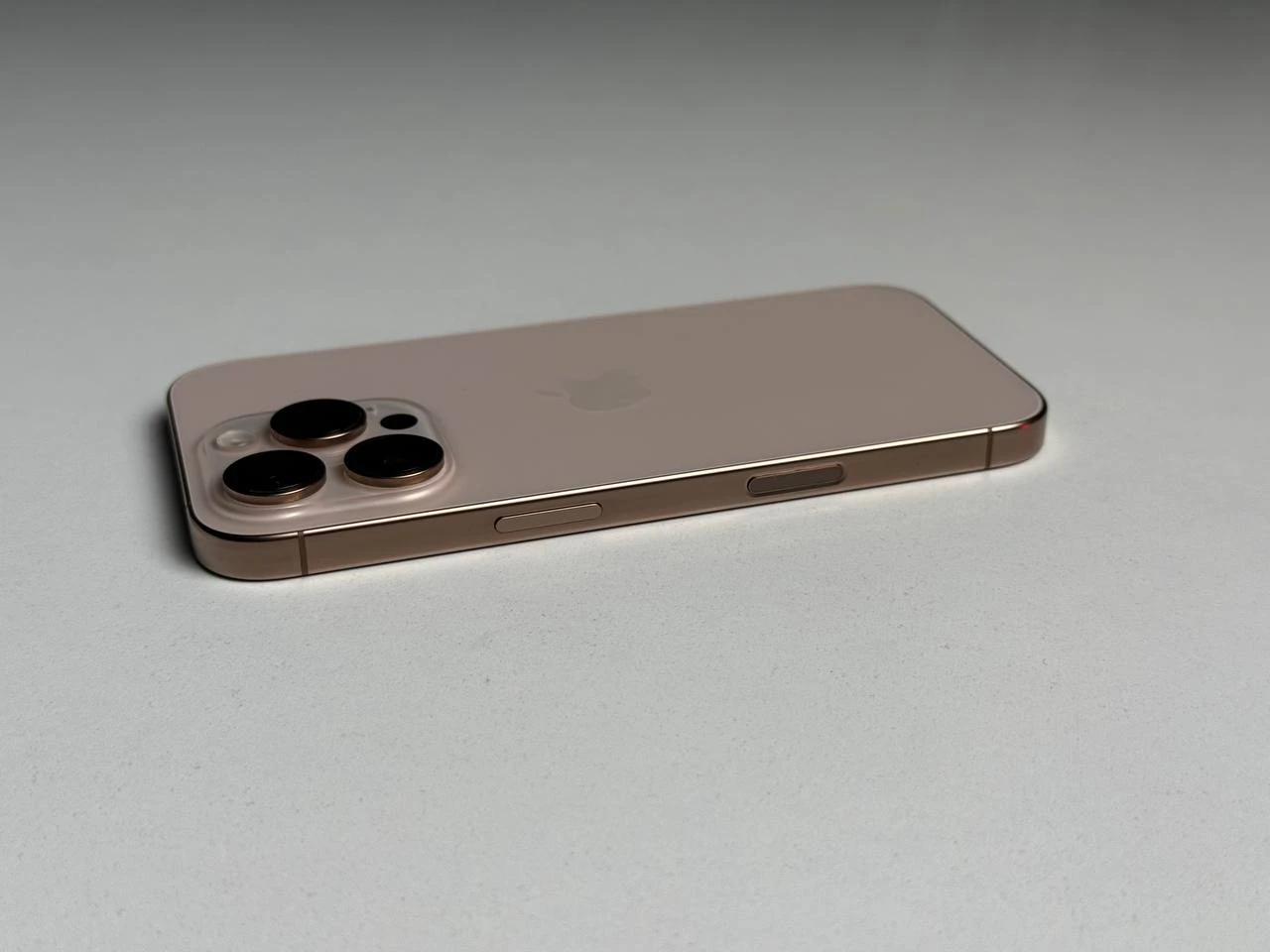 ВЖИВАНИЙ Б/У Apple iPhone 16 Pro 256GB Desert Titanium (MYNK3) - Состояние: хороший | Аккумулятор: 96% | Комплектация: iPhone, кабель | Гарантія: 3 мес.