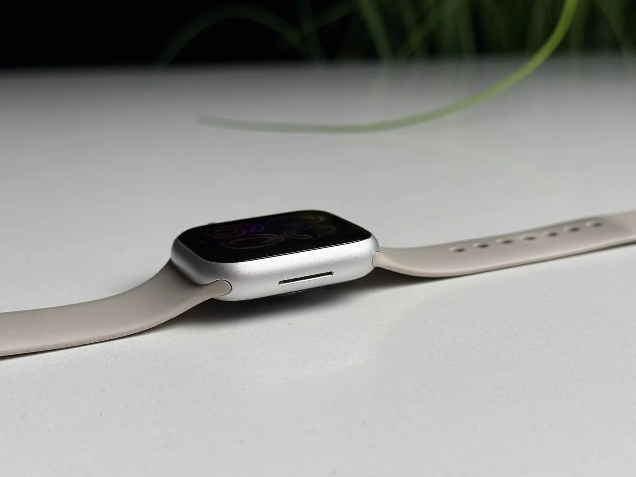 ВЖИВАНИЙ Б/У Apple Watch Series 8 GPS 41mm Starlight Aluminum Case with Starlight Sport Band - Regular (MNP63) - Состояние: удовлетворительный | Аккумулятор: 87% | Комплектация: часы, зарядка | Гарантия: 3 мес.