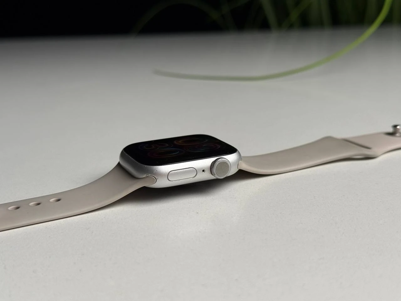 ВЖИВАНИЙ Б/У Apple Watch Series 8 GPS 41mm Starlight Aluminum Case with Starlight Sport Band - Regular (MNP63) - Состояние: удовлетворительный | Аккумулятор: 87% | Комплектация: часы, зарядка | Гарантия: 3 мес.