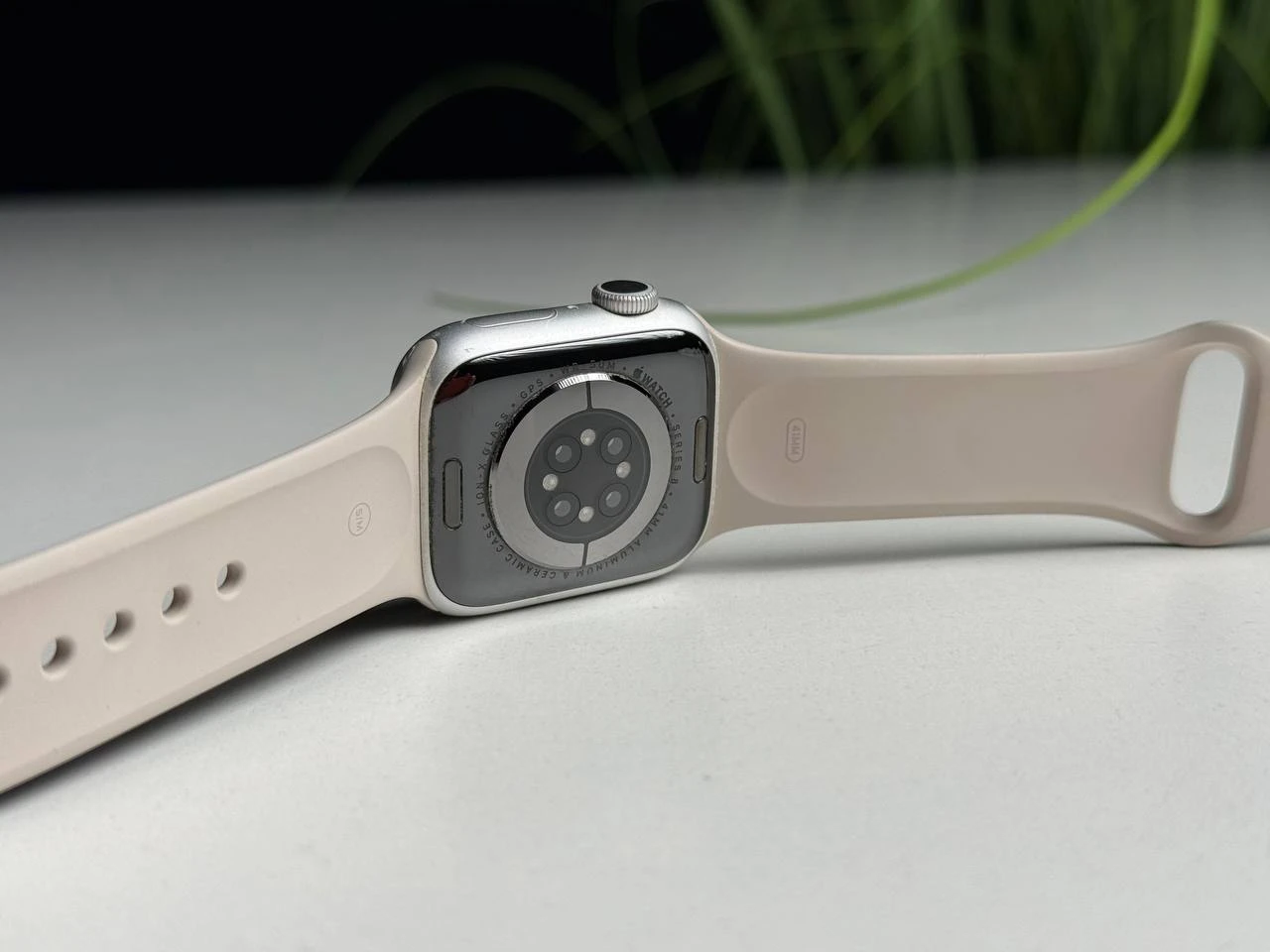 ВЖИВАНИЙ Б/У Apple Watch Series 8 GPS 41mm Starlight Aluminum Case with Starlight Sport Band - Regular (MNP63) - Состояние: удовлетворительный | Аккумулятор: 87% | Комплектация: часы, зарядка | Гарантия: 3 мес.