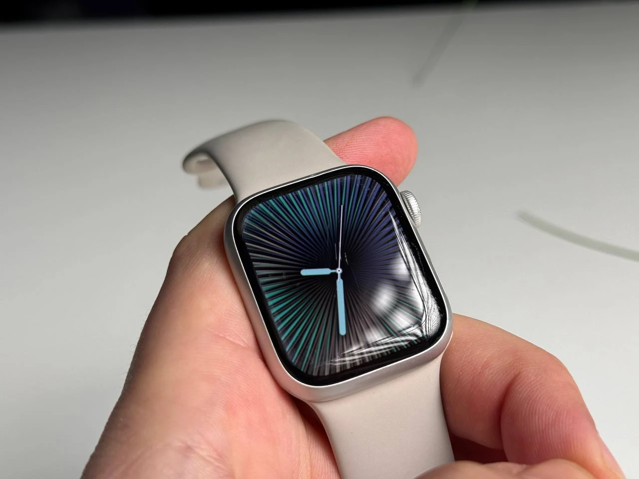 ВЖИВАНИЙ Б/У Apple Watch Series 8 GPS 41mm Starlight Aluminum Case with Starlight Sport Band - Regular (MNP63) - Состояние: удовлетворительный | Аккумулятор: 87% | Комплектация: часы, зарядка | Гарантия: 3 мес.