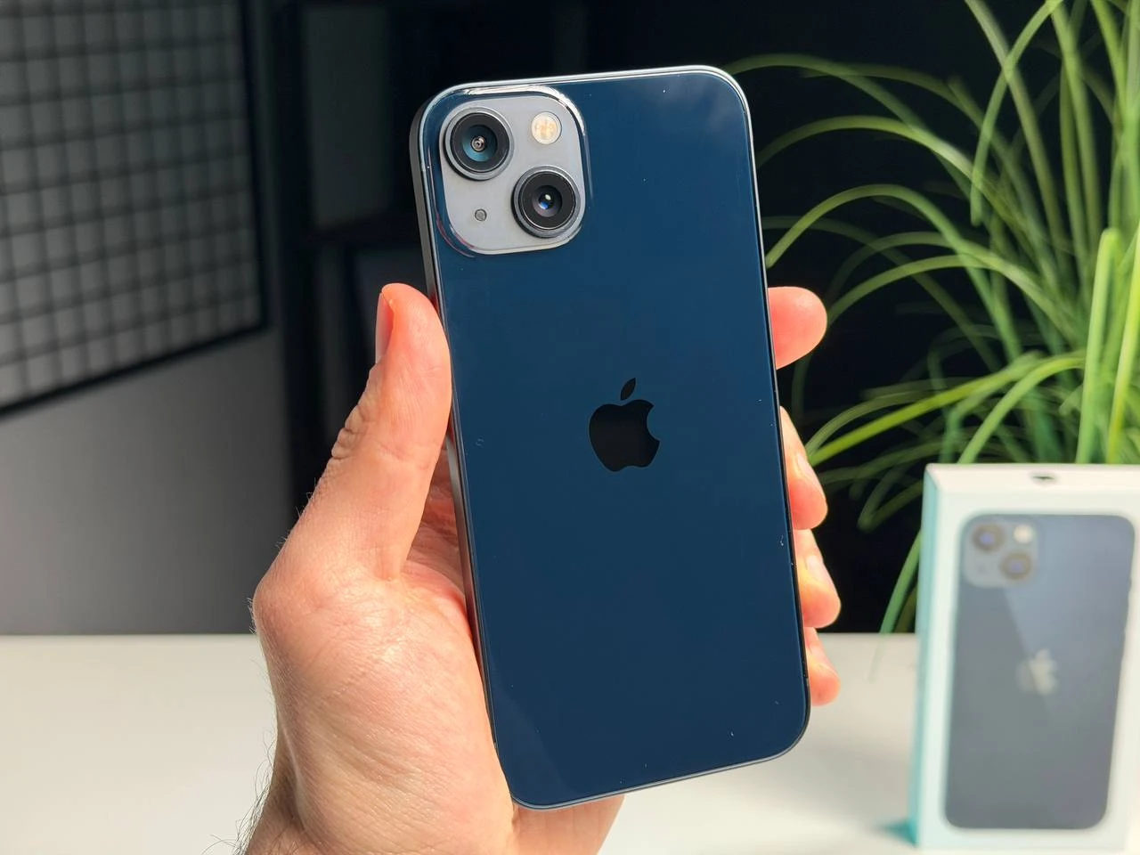 ВЖИВАНИЙ Б/У Apple iPhone 13 128GB Midnight (MLML3, MLPF3) - Состояние: хороший | Аккумулятор: 100% | Комплектация: полный | Гарантия: 3 мес.