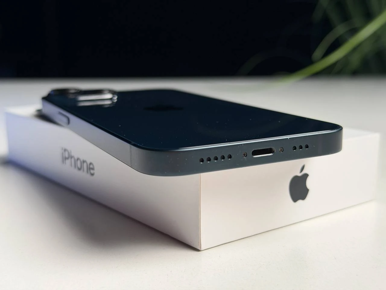 ВЖИВАНИЙ Б/У Apple iPhone 13 128GB Midnight (MLML3, MLPF3) - Состояние: хороший | Аккумулятор: 100% | Комплектация: полный | Гарантия: 3 мес.