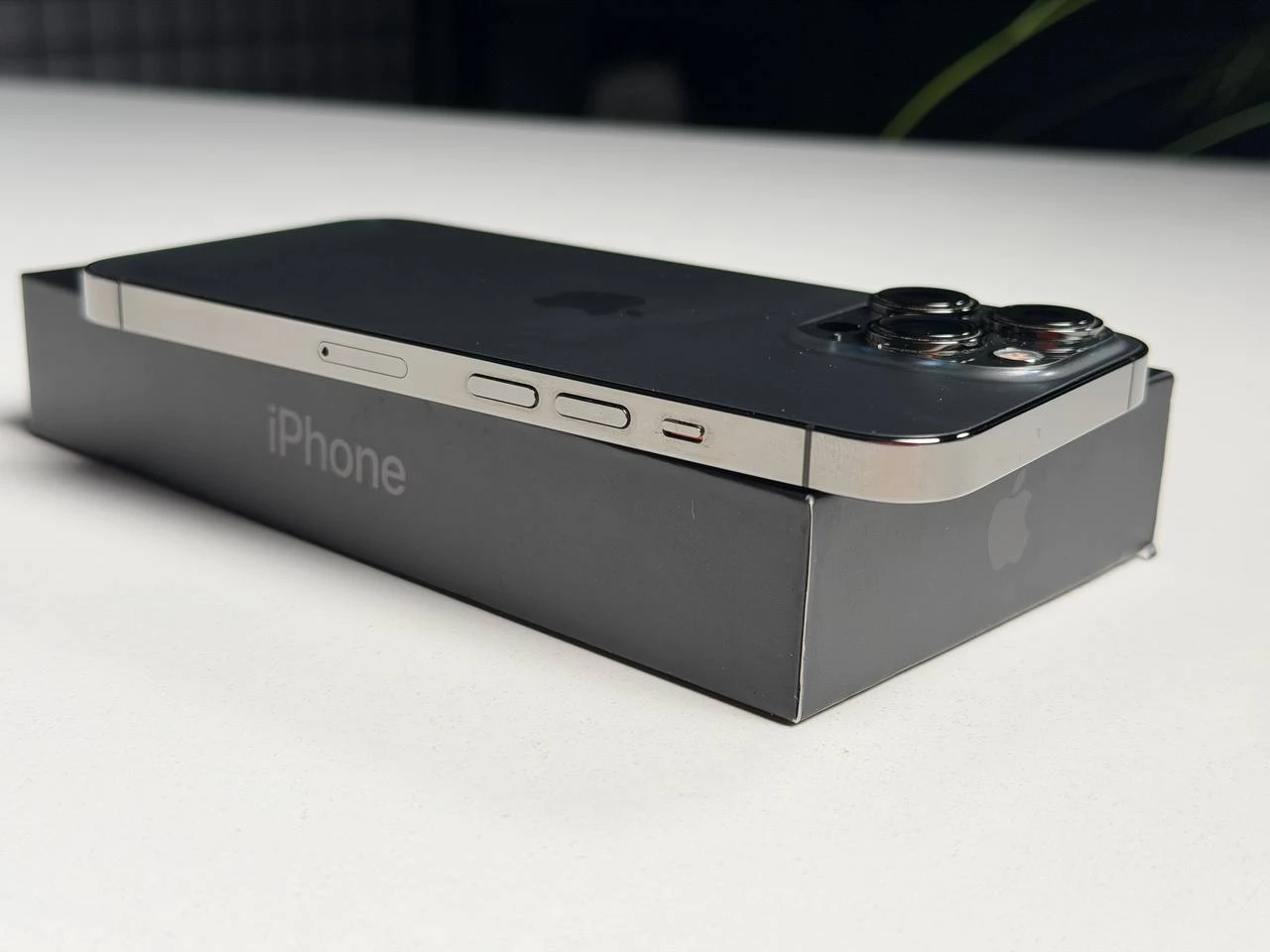 ВЖИВАНИЙ Б/У Apple iPhone 13 Pro 256GB Graphite (MLTW3, MLVE3) - Состояние: хороший | Аккумулятор: 100% | Комплектация: полный | Гарантия: 3 мес.