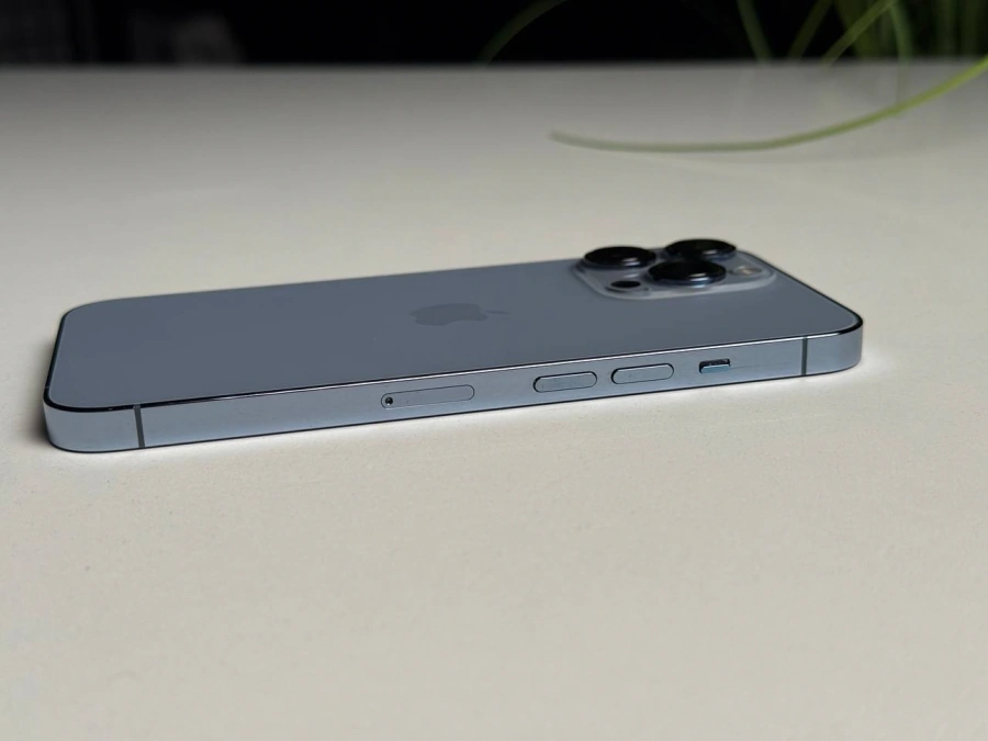 ВЖИВАНИЙ Б/У Apple iPhone 13 Pro 256GB Sierra Blue (MLU03, MLVP3) - Стан: гарний | Акумулятор: 93% | Комплектація: iPhone, кабель | Гарантія: 3 міс.