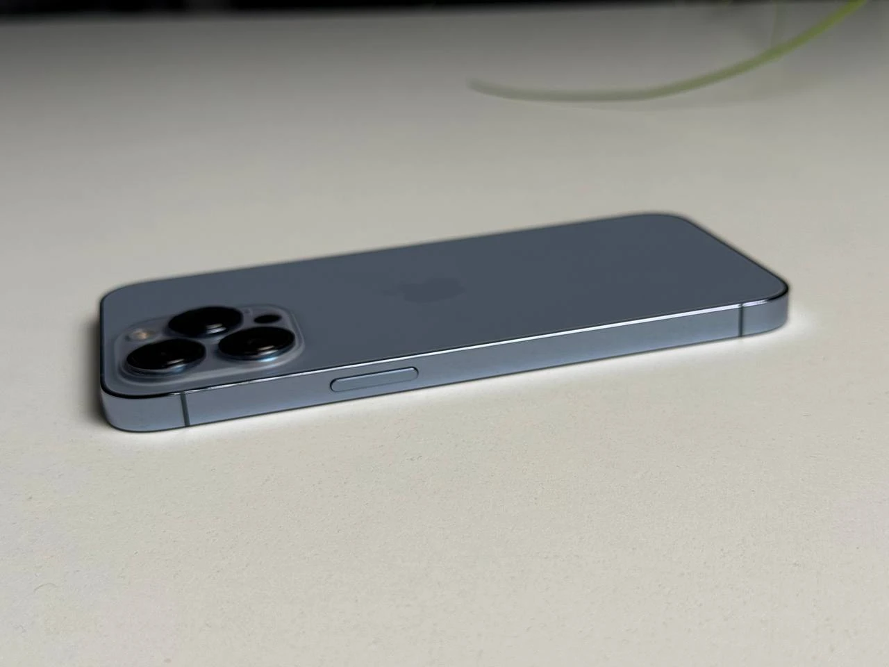 ВЖИВАНИЙ Б/У Apple iPhone 13 Pro 256GB Sierra Blue (MLU03, MLVP3) - Состояние: хороший | Аккумулятор: 93% | Комплектация: iPhone, кабель | Гарантія: 3 мес.