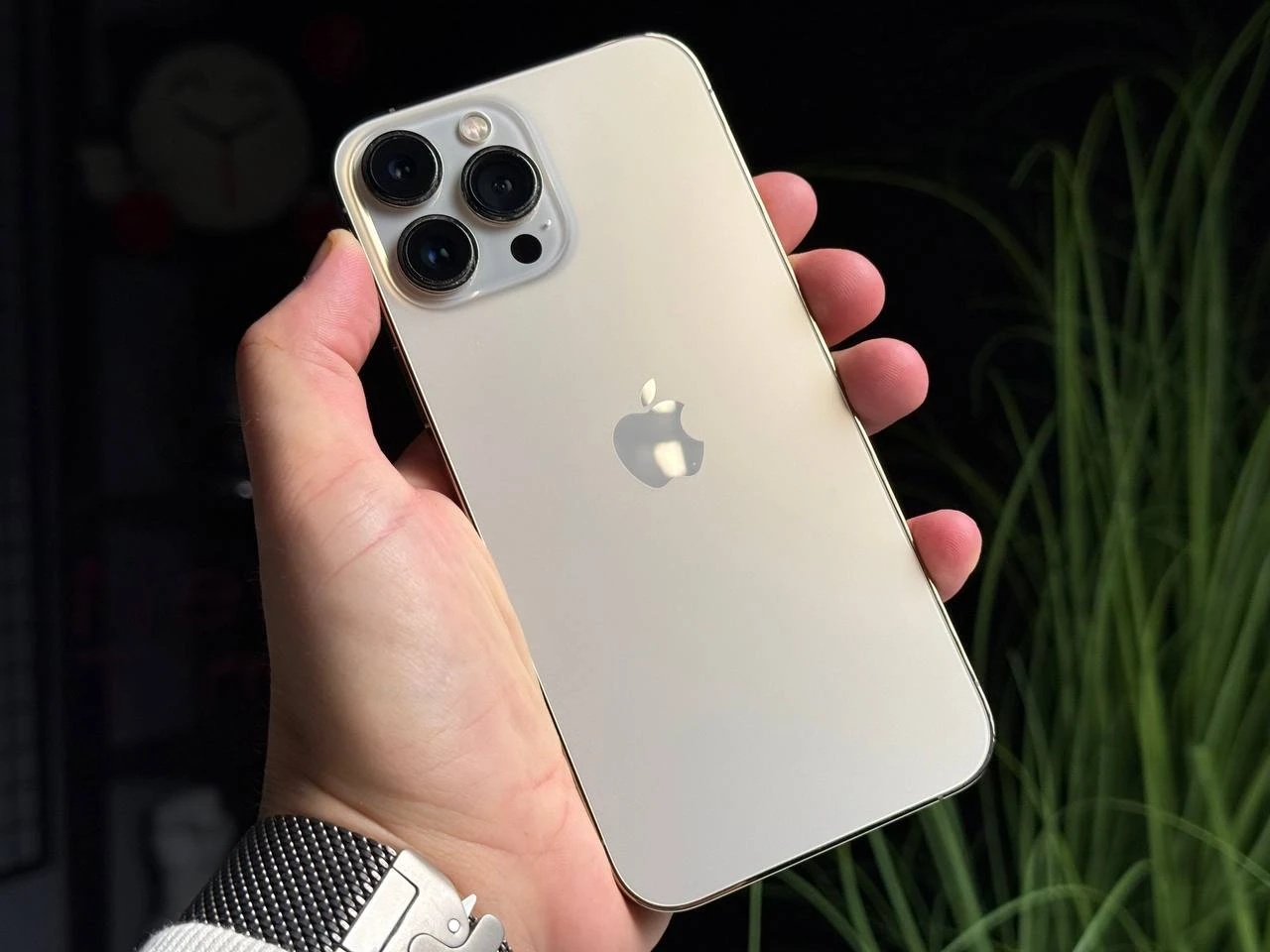 ВЖИВАНИЙ Б/У Apple iPhone 13 Pro Max 256GB Gold (MLKU3, MLLD3) - Состояние: хороший | Аккумулятор: 100% | Комплектация: iPhone, кабель | Гарантія: 3 мес.