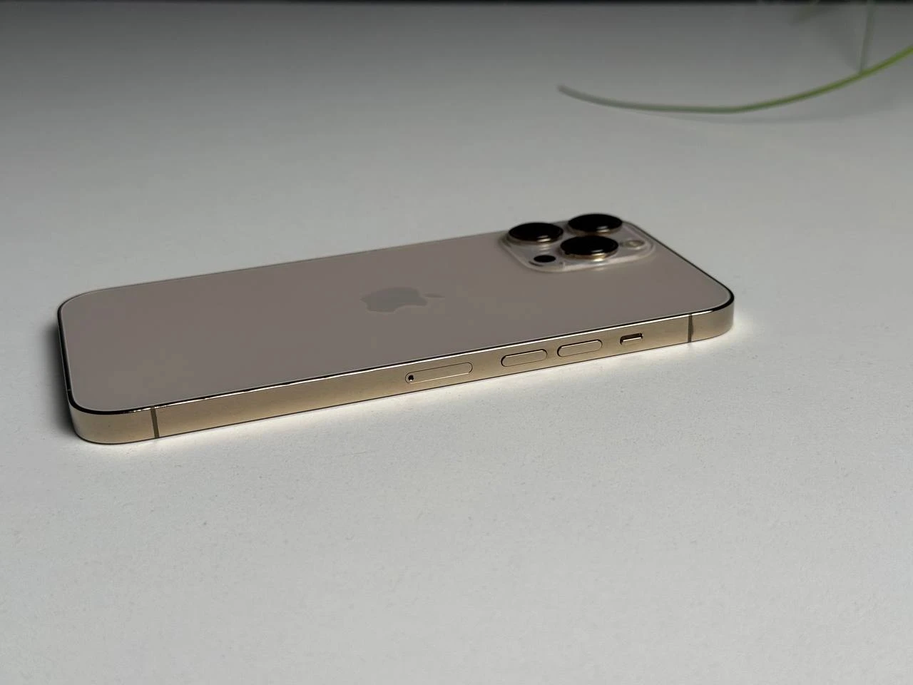 ВЖИВАНИЙ Б/У Apple iPhone 13 Pro Max 256GB Gold (MLKU3, MLLD3) - Состояние: хороший | Аккумулятор: 100% | Комплектация: iPhone, кабель | Гарантія: 3 мес.