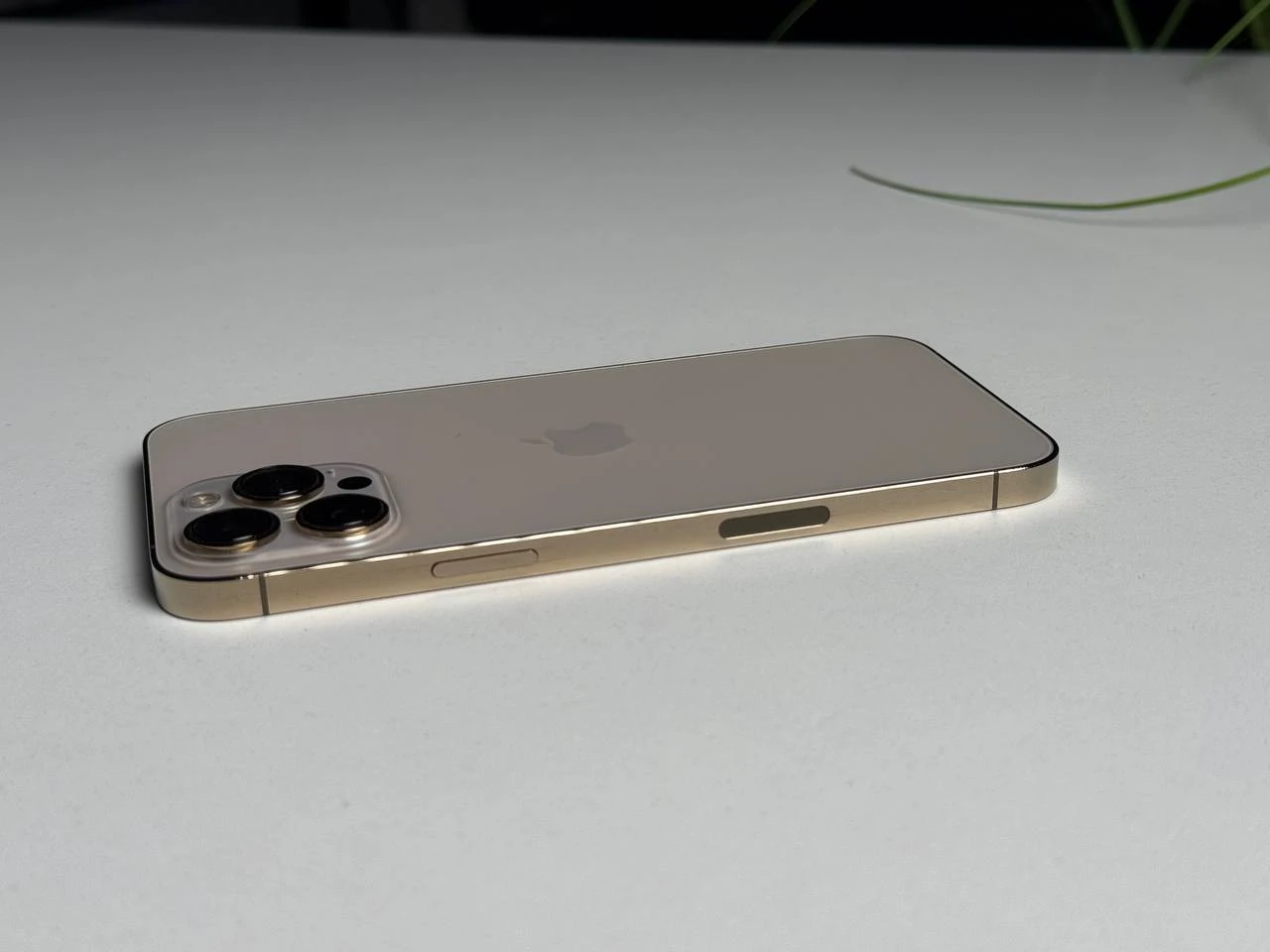 ВЖИВАНИЙ Б/У Apple iPhone 13 Pro Max 256GB Gold (MLKU3, MLLD3) - Состояние: хороший | Аккумулятор: 100% | Комплектация: iPhone, кабель | Гарантія: 3 мес.