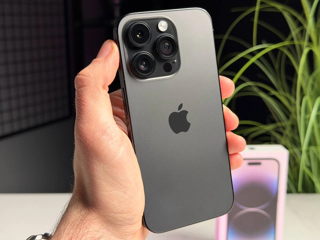 ВЖИВАНИЙ Б/У Apple iPhone 14 Pro 1TB Space Black (MQ2G3) - Состояние: хороший | Аккумулятор: 100% | Комплектация: полный | Гарантия: 3 мес.