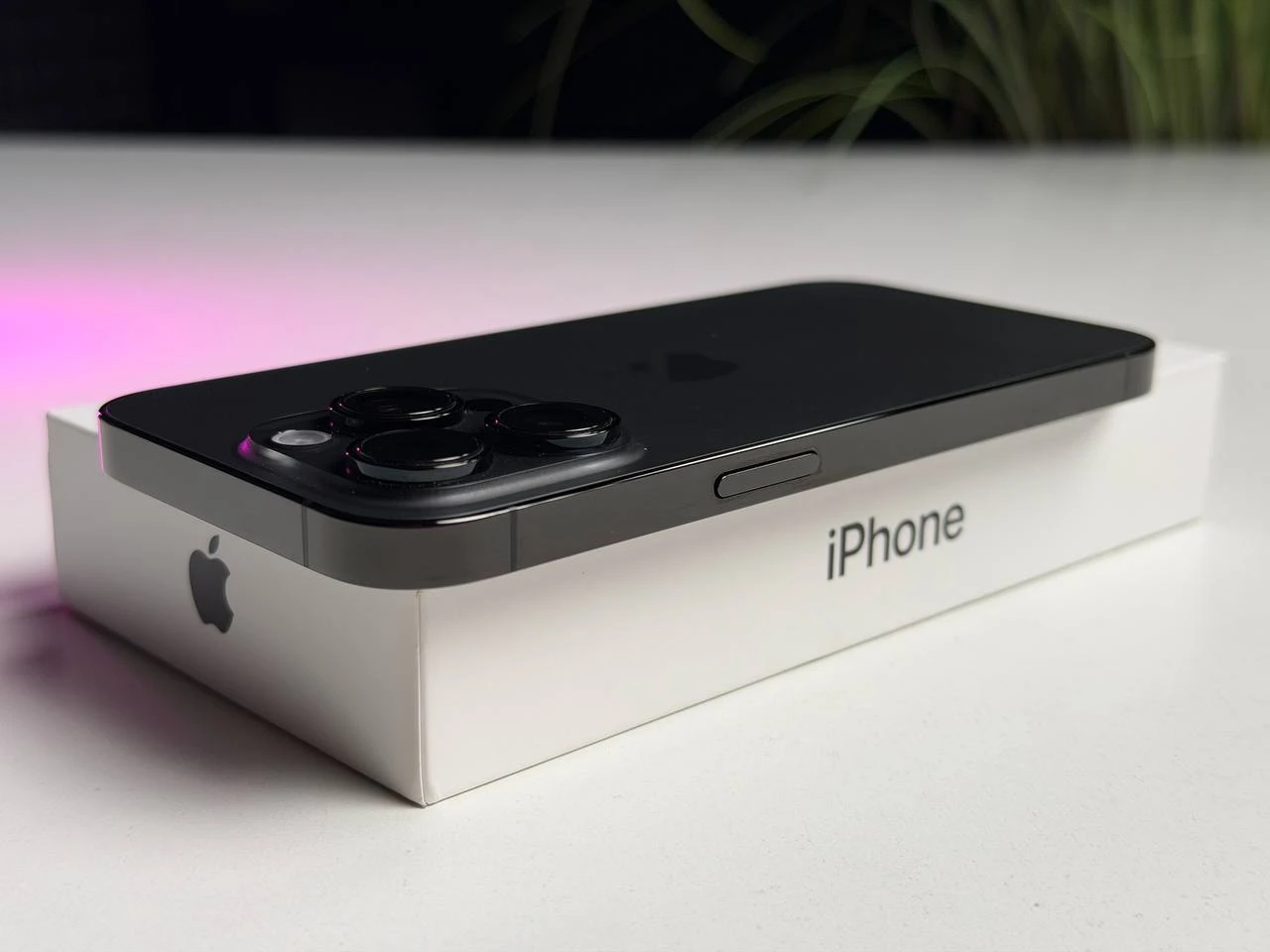 ВЖИВАНИЙ Б/У Apple iPhone 14 Pro 1TB Space Black (MQ2G3) - Состояние: хороший | Аккумулятор: 100% | Комплектация: полный | Гарантия: 3 мес.