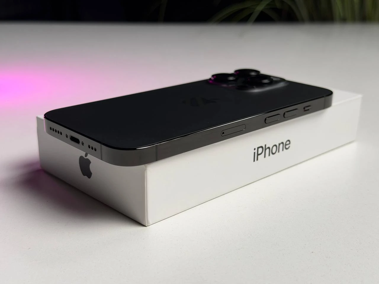 ВЖИВАНИЙ Б/У Apple iPhone 14 Pro 1TB Space Black (MQ2G3) - Состояние: хороший | Аккумулятор: 100% | Комплектация: полный | Гарантия: 3 мес.