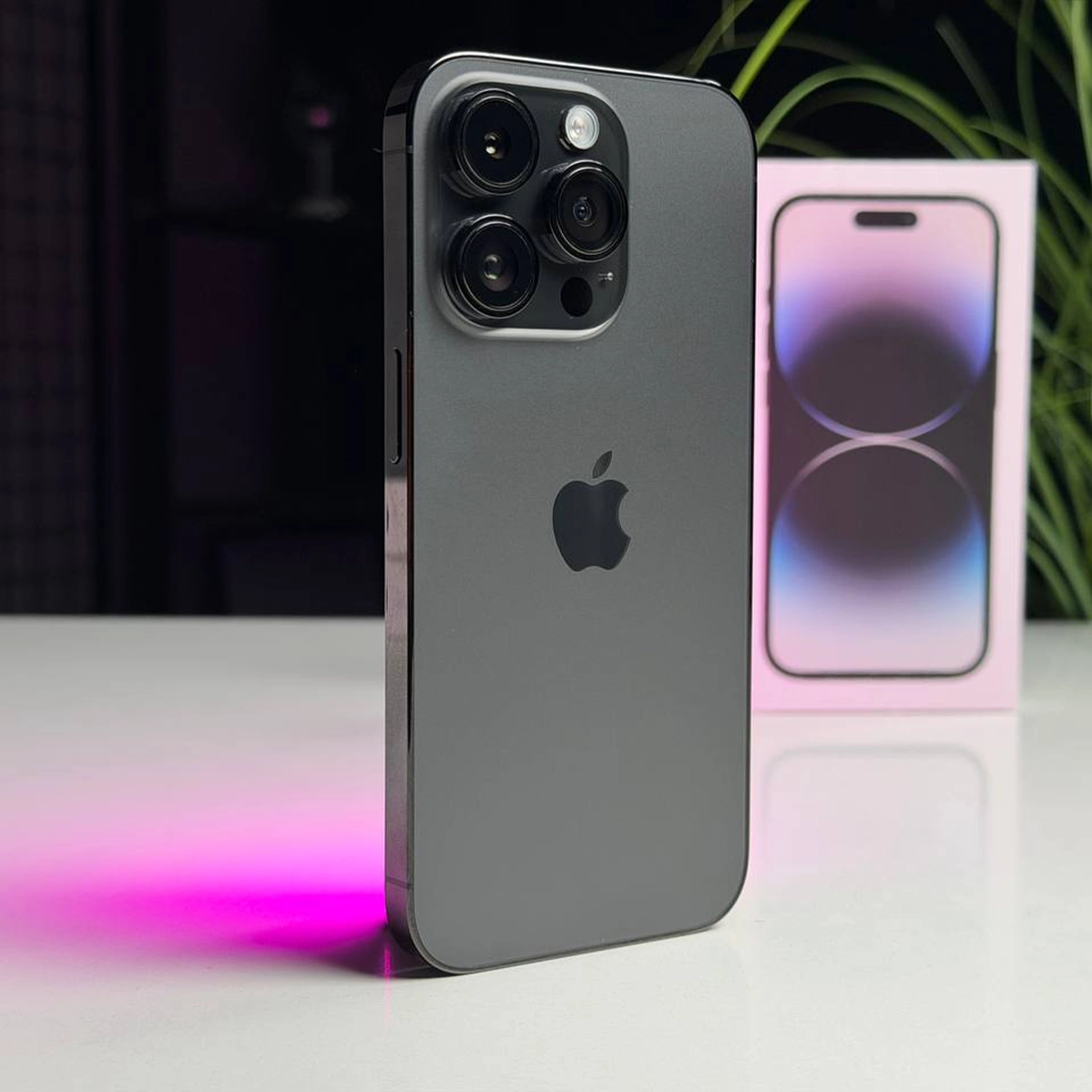 ВЖИВАНИЙ Б/У Apple iPhone 14 Pro 1TB Space Black (MQ2G3) - Состояние: хороший | Аккумулятор: 100% | Комплектация: полный | Гарантия: 3 мес.